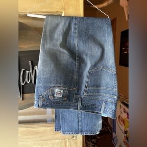 Cinch White Label Men’s jeans. starched.